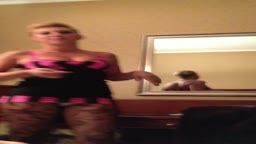 Blonda suge pula intr-un hotel