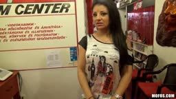 Sex cu romani intr-un sex-shop din strainatate