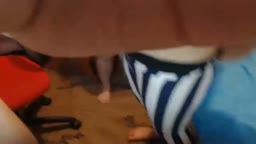 Unu cu doua tipe se distreaza la webcam