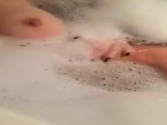Bruneta cu sani mari se filmeaza cand face baie