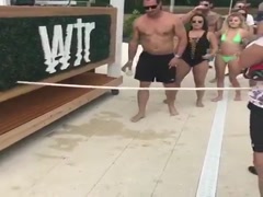 I sa rupt costumul de baie in timp de dansa limbo