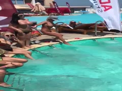 Romance intra goale in piscina