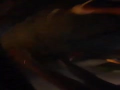 Una isi baga o sticla in pizda pe strada